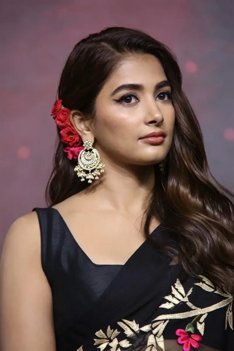 INDIAN ACTRESS POOJA HEGDE IN BLACK SAREE AT MOVIE PRE RELEASE 7